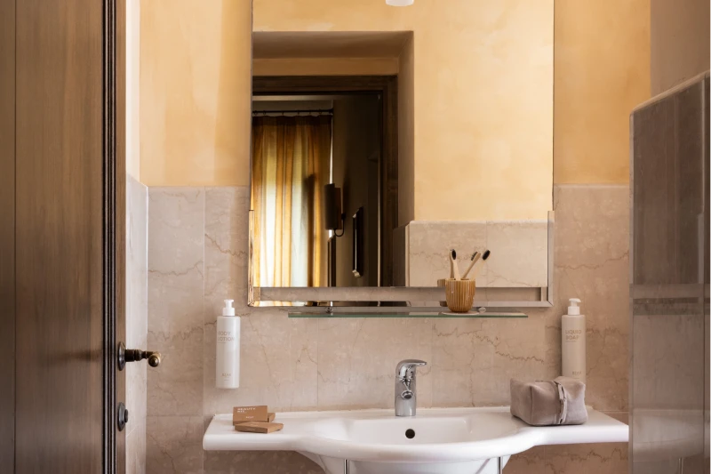 Bagno privato luminoso con finiture in marmo e comfort moderni in un'elegante camera di charme in Toscana - Villa San Filippo, BZAR hotels in Toscana